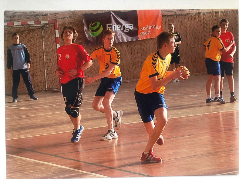 Tomasz i Maciej Gębalowie zaczynali przygodę z piłką ręczną w Szkole Podstawowej nr 42 w Gdyni, gdzie ich mama pełniła funkcję wicedyrektora. Z inicjatywy pani Mirosławy powstała też sekcja szczypiorniaka dla chłopców.