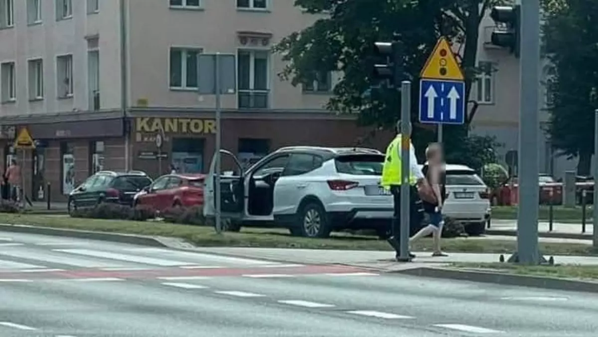 Udawał policjanta i zatrzymywał auta. Przed prawdziwymi uciekał