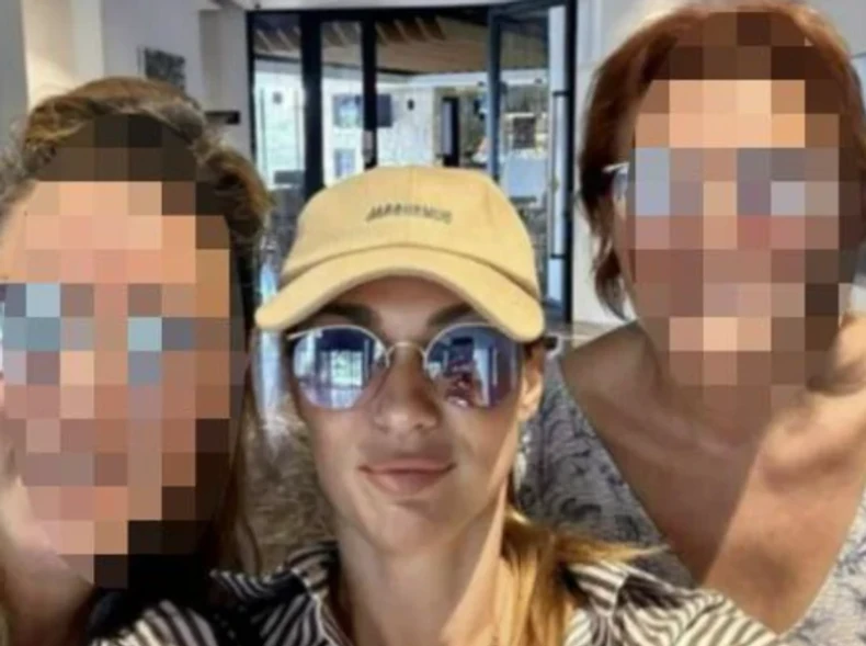 Bojana Barović sa sestrom Sonjom (levo)