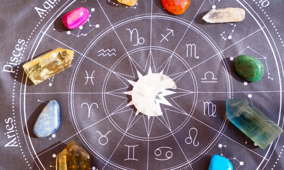 Skorpiony wybierają lapis, lwy – jadeit. Zobacz, jaki kamień pasuje do twojego znaku zodiaku