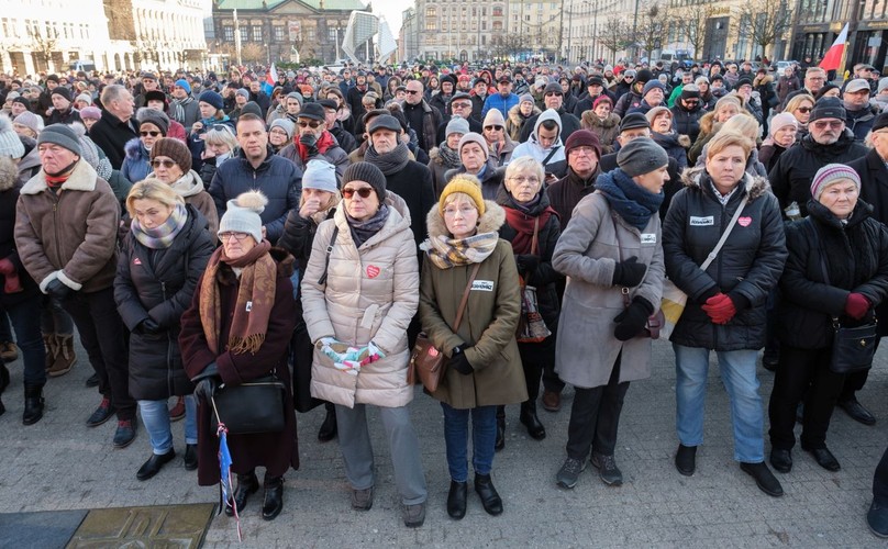 Mieszkańcy Poznania na Pl. Wolności. Transmisja uroczystości pogrzebowych Pawła Adamowicza