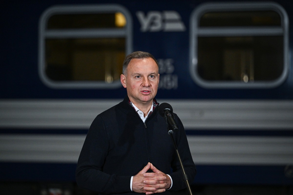 Przemyśl, 29.06.2023. Prezydent RP Andrzej Duda podczas konferencji prasowej na dworcu w Przemyślu, po powrocie z Kijowa, w nocy z 28 na 29 bm. Prezydenci Polski i Litwy byli z wizytą w Kijowie, gdzie prowadzili konsultacje z prezydentem Ukrainy Wołodymyrem Zełenskim dot. obecnej sytuacji na froncie, w tym groźby rosyjskiego zamachu za Zaporoską Elektrownie Atomową. (miwi) PAP/Darek Delmanowicz