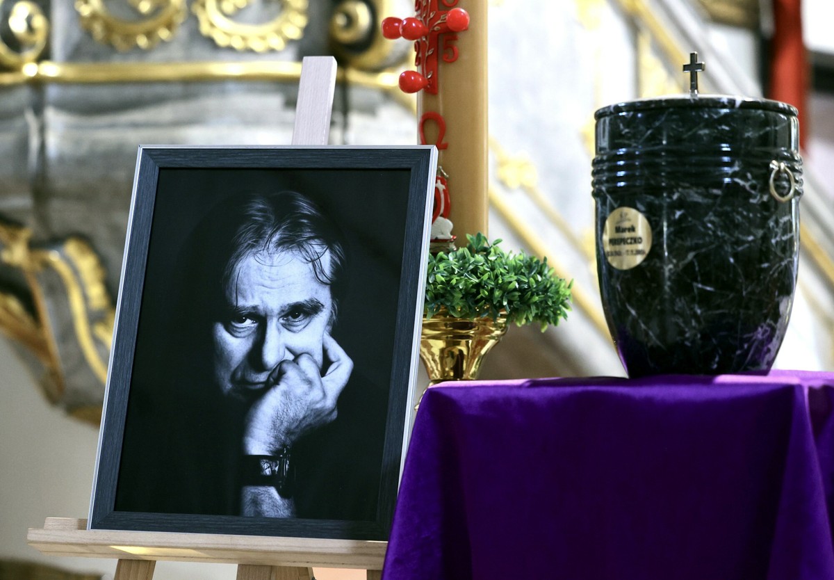 Powtórny pogrzeb długoletniego dyrektora Teatru im. Adama Mickiewicza, aktora Marka Perepeczki na cmentarzu św. Rocha w Częstochowie