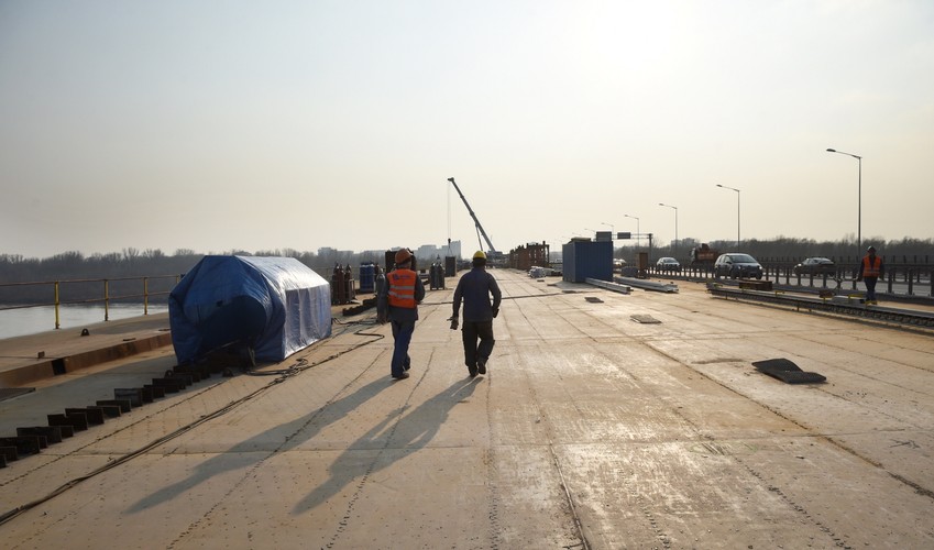 We wtorek zamontowano ostatni element konstrukcji poszerzającej most. Dzięki modernizacji przeprawa przez Wisłę jest teraz szersza o ok. 10 metrów. <br><br> Fot. (zuz) PAP/Radek Pietruszka