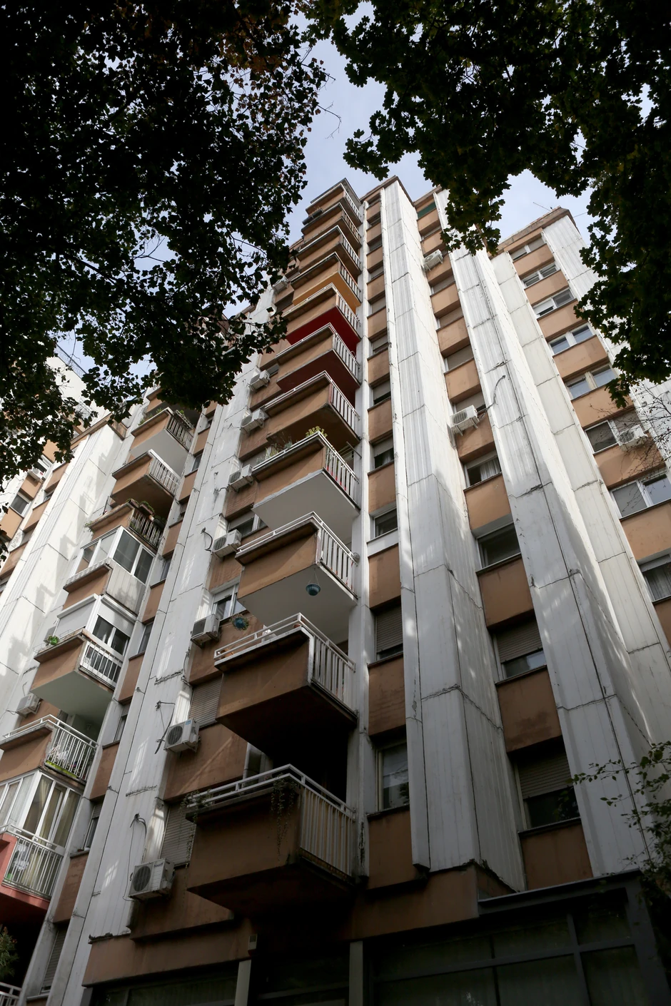 Muškarac je udario glavom o terasu na 12. spratu a onda je pao na pločnik ispred zgrade