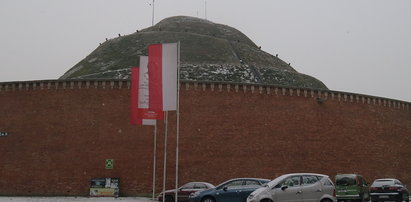 Skandaliczny stan drogi na Kopiec Kościuszki. Potrzebny remont!