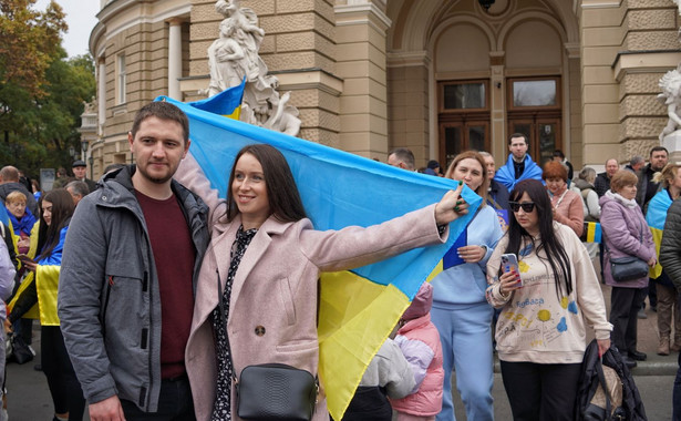 Uchodźcy z Chersonia świętują wyzwolenie miasta spod rosyjskiej okupacji przed siedzibą Opery w Odessie