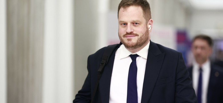 Dziennikarz chciał ubrać polityka w specyficzną czapkę z USA. Afera w studiu TVP Info