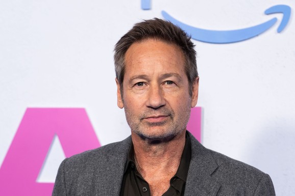 Ispod kratke suknje i plave perike krije se Foks Molder: Dejvid Duhovni šokirao sve na snimanju novog filma (VIDEO)