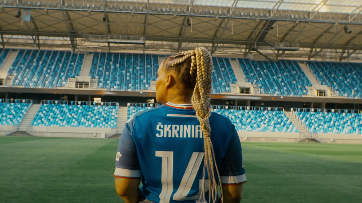 Speváčka Tina vo videoklipe k singlu „WANDE“.
