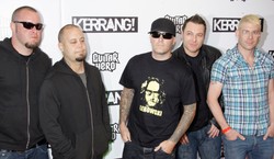 Zobacz, jak Limp Bizkit uwalnia złotą kobrę