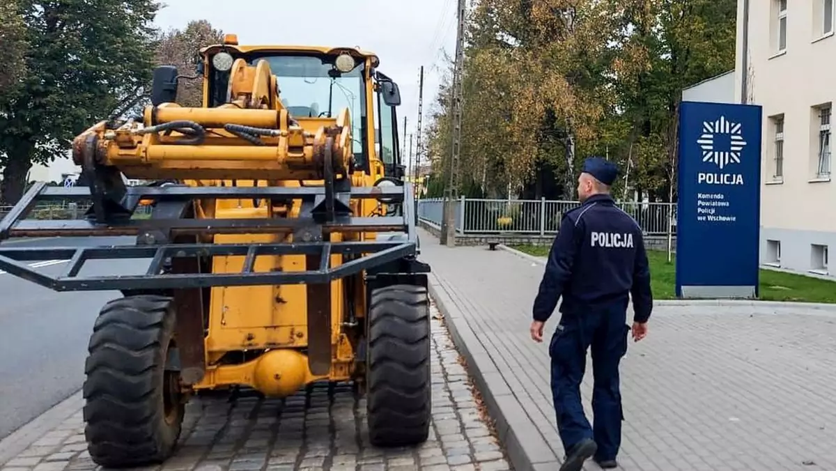 Chciał zaimponować znajomej, więc wsiadł do koparki i przejechał nią kilka kilometrów, kończąc przejażdżkę przed budynkiem policji