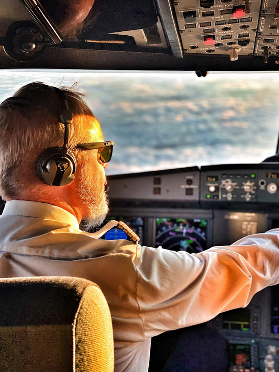 Claus Harder (51 l.) jest kapitanem szkolącym w Lufthansie. Latał Boeingami 737, Boeingiem 747 i Airbusem A320, a obecnie podróżuje na długich dystansach Airbusem A330
