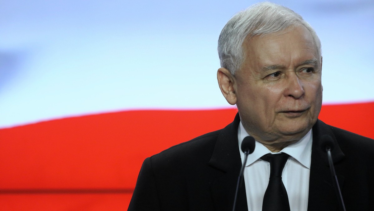 Problem z kolanem, z którym mierzy się prezes PiS, jest poważniejszy, niż przypuszczano. Jak informuje dzisiejszy "Super Express" Jarosław Kaczyński w ciągu kilku najbliższych tygodni przejdzie operację.