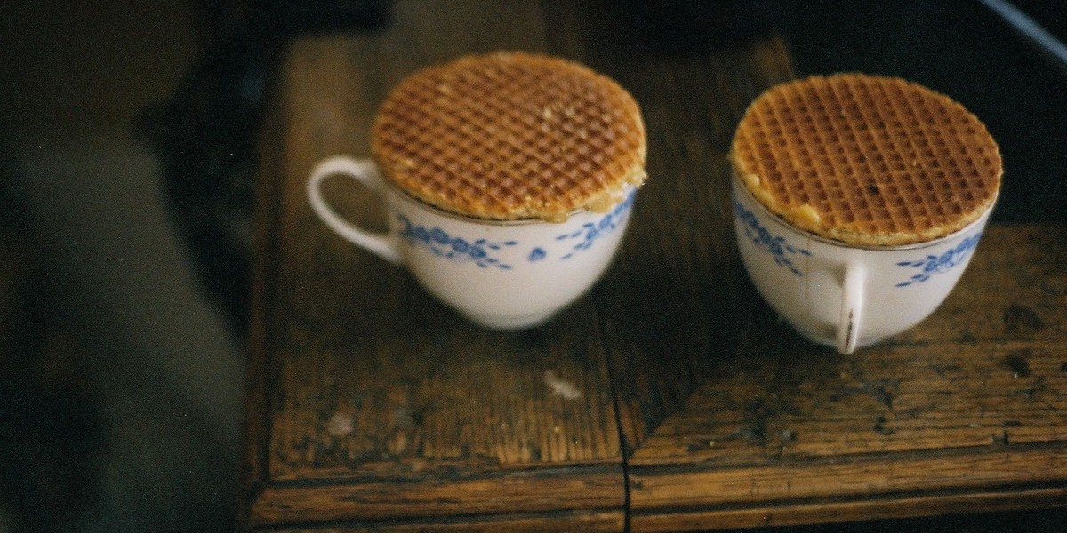 Stroopwafel to holenderskie ciasteczko, składające się z dwóch okrągłych wafli oraz słodkiego nadzienia