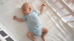 Poduszka dla niemowlaka - jaka jest najzdrowsza? Wyjaśniamy