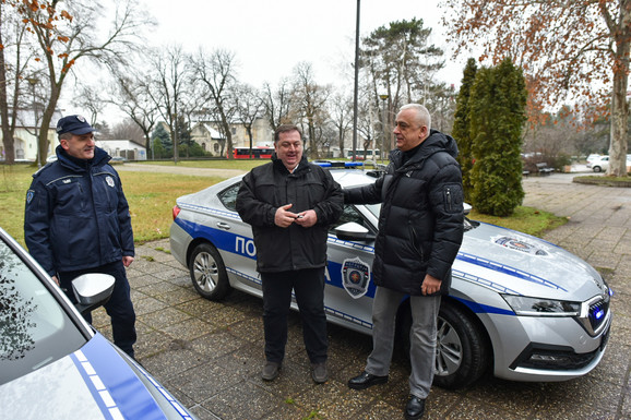 Slika broj 1658752. Gradonačelnik Stevan Bakić uručio ključeve dva automobila načelniku PU Subotica Borivoju Mucalju