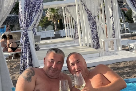 ĐANI USLIKAN SA BIVŠIM DEČKOM NAŠE STARLETE Poskidali se do pojasa, pa nazdravili - Cela plaža gleda u njih (FOTO)