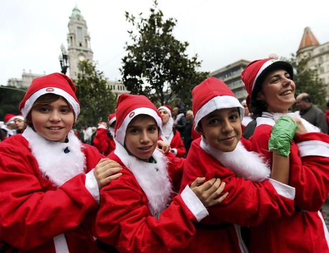 Marsz Świętego Mikołaja w portugalskim Porto. Pogoda mało zimowa, ale nastroje bardzo świąteczne