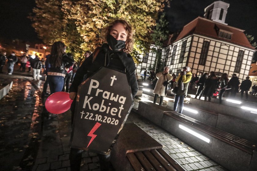 Emocje sięgają zenitu. Masowe protesty po wyroku ws. aborcji kontra apel premiera