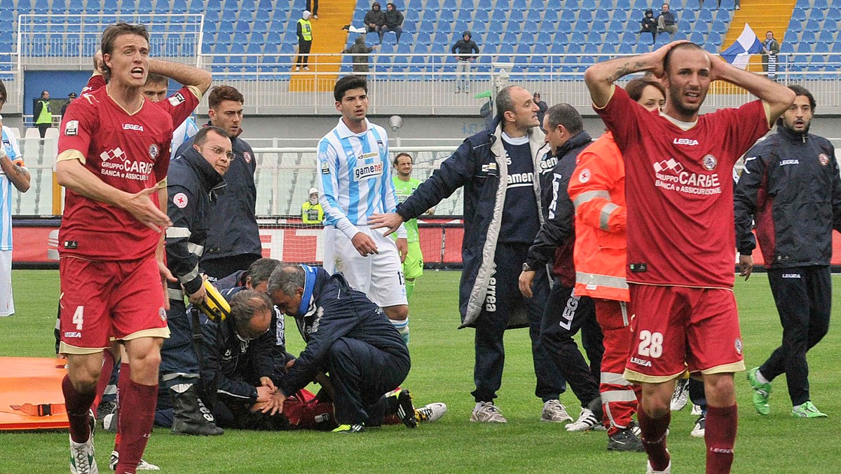 Cały piłkarski świat jest w szoku po śmierci pomocnika Livorno Piermario Morosiniego. Piłkarz dostał zawału serca podczas meczu Pescara-Livorno. W drodze do szpitala 25-letni Włoch zmarł. - Kiedy ma miejsce taka tragedia, nie ma słów, jest tylko szacunek i cisza - powiedział kapitan AS Romy Francesco Totti.