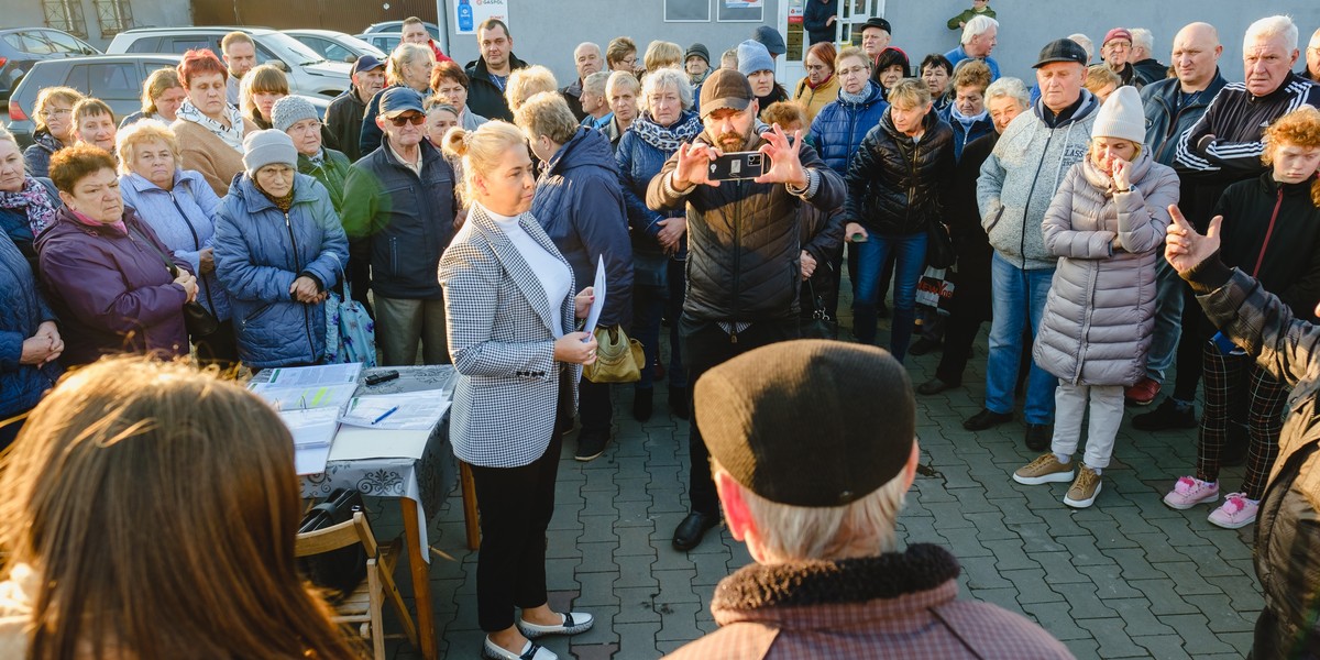 Dąbrowianie protestują w obronie likwidacji połączeń autobusowych. 