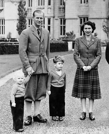  1952. február 6-án II. Erzsébetet királynővé koronázták, Fülöp herceg pedig tudta, hogy a gyerekeiknek nagyobb szükségük van az apjukra, mint valaha. 
