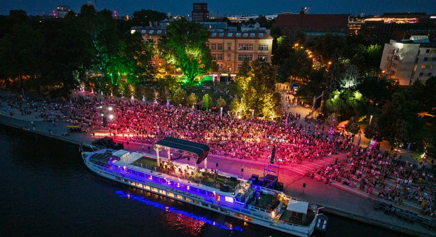 25 czerwca o godz. 20 przy Bulwarze Dunikowskiego odbędzie się koncert na dwóch statkach - Wratislavii i Rusałce. Muzyce towarzyszyć będzie widowisko świetlne na Ostrowie Tumskim. Wystąpią m.in. Urszula Dudziak, Anna Rusowicz, Paulina Przybysz i John Porter.