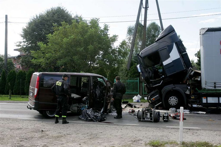 Tragedia pod Warszawą. Nie żyją trzy osoby! FOTO