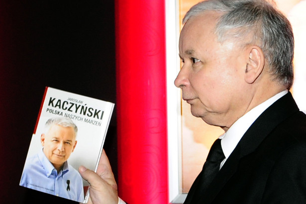 Jak Kaczyński zarabiał na książce? Tajemniczy przelew z konta PiS...