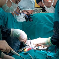 Génmódosított sertésszívet ültettek be klinikailag halott emberekbe