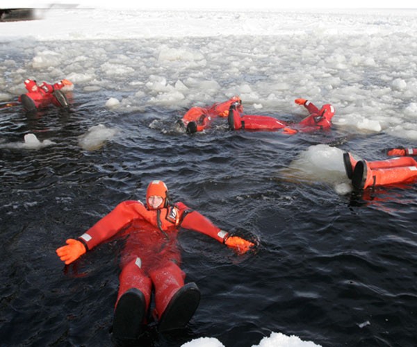 Lodowata kąpiel, w wodach Zatoki Botnickiej, znakomicie hartuje nie tylko ciało ale i ducha.