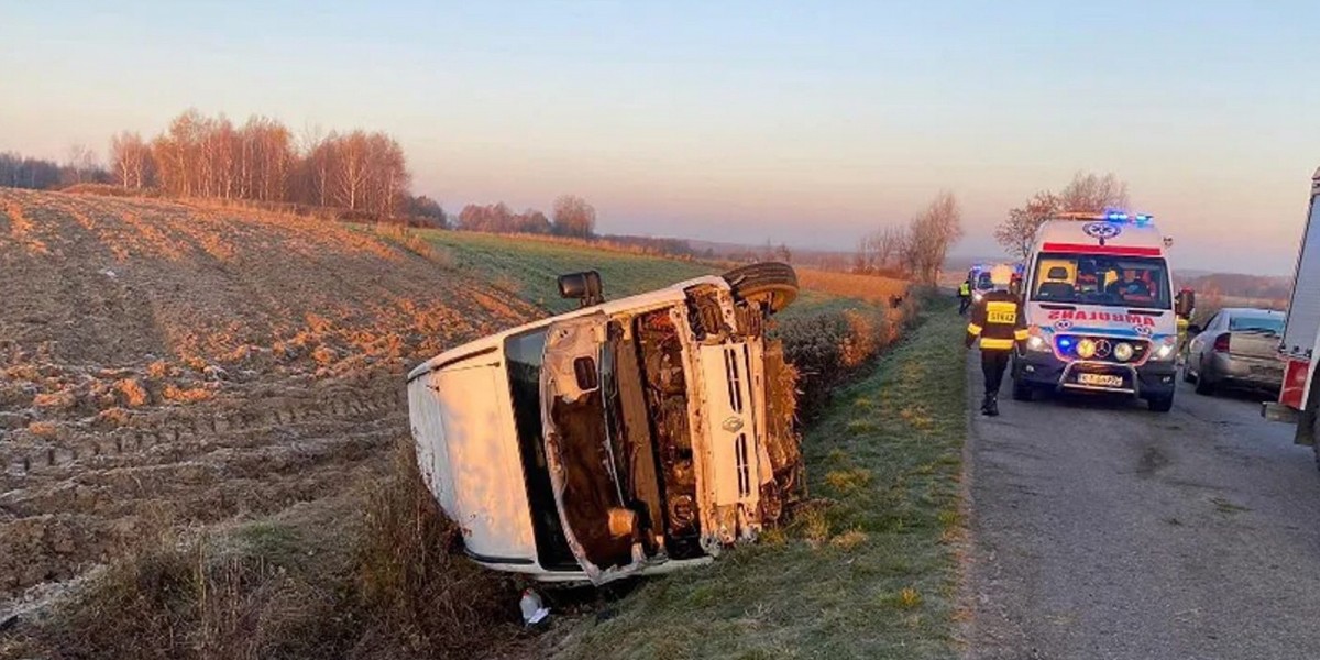 Cztery osoby trafiły do szpitala, po wypadku busa. Pojazd wjechał do rowu.