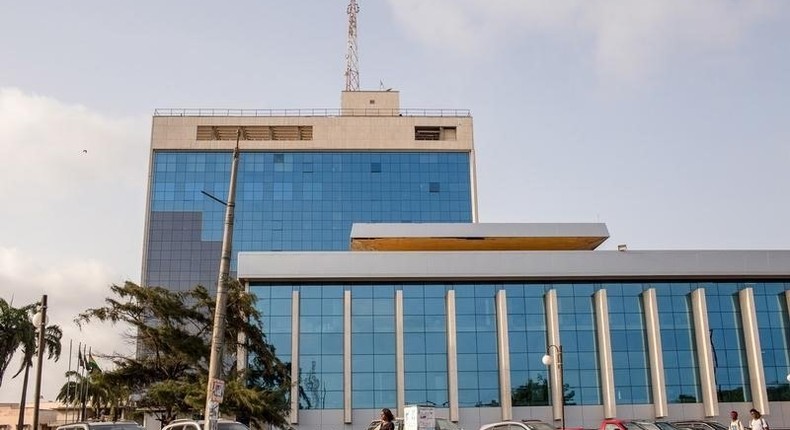 Pedestrians walk in front of Ghana's central bank building in Accra, Ghana, November 16, 2015.   REUTERS/Francis Kokoroko