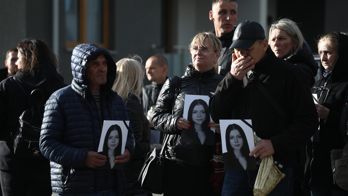 Poruszające sceny w Mławie. Ulicami idzie marsz. Niemal wszyscy niosą to w dłoniach. "Płaczą"
