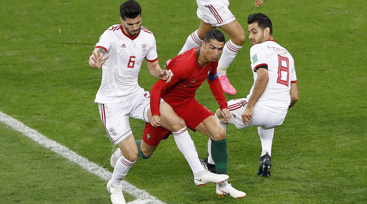 A portugál Cristiano Ronaldo (k) ellen szabálytalankodik az iráni Szaid Ezatolahi (b), ami miatt Cristiano Ronaldo 11-est kap az Irán - Portugália mérkőzésen, az oroszországi labdarúgó-világbajnokság B csoportjának harmadik fordulójában Szaranszkban 2018. június 25-én. /Fotó: MTI/AP/Darko Bandic