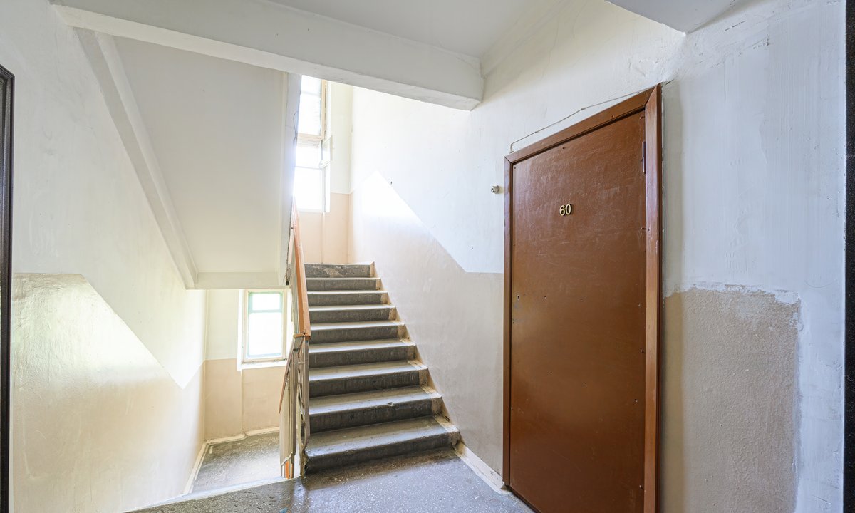 Sąsiadka zostawiła jej pod drzwiami list. "Chciałam ci tylko dać znać"