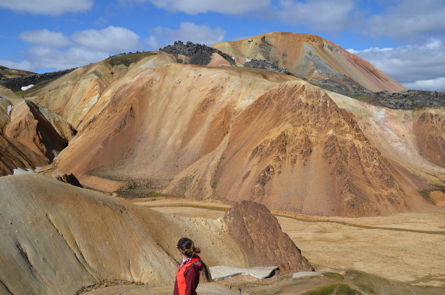 Zejście w wulkanu Bláhnjúkur i widok na kolorowe zbocze wulkanu Brennisteinsalda, Islandia. 