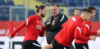 Michniewicz jakiego nie znamy. Potrafi już zarządzać chaosem