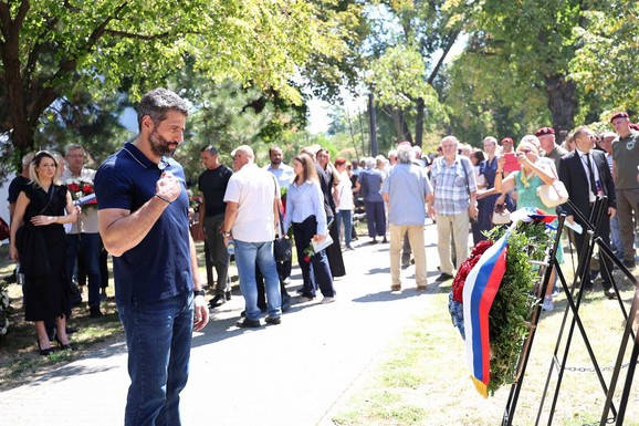 (FOTO) Šapić prisustvovao parastosu i položio venac u znak sećanja na žrtve "Oluje"