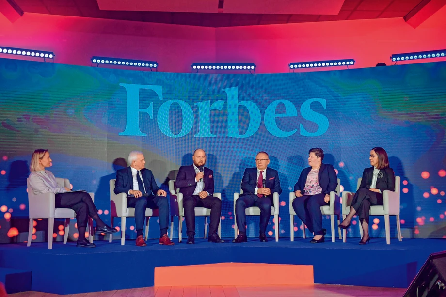 Pierwsza debata podczas Gali w Katowicach (od lewej): Katarzyna Dębek, „Forbes” Polska; Andrzej Parzoch, Martex; Grzegorz Szczęśniak, Pojazdy Specjalne Szczęśniak; Arkadiusz Hołda, TVS; Elżbieta Kacprzykowska, KUKE; Ewa Łuniewska, ING Bank Śląski.