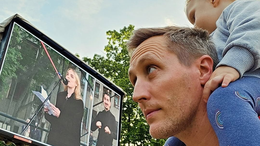 Matej “Sajfa“ Cifra svoju manželku v kariére političky podporuje. IG: @sajfa