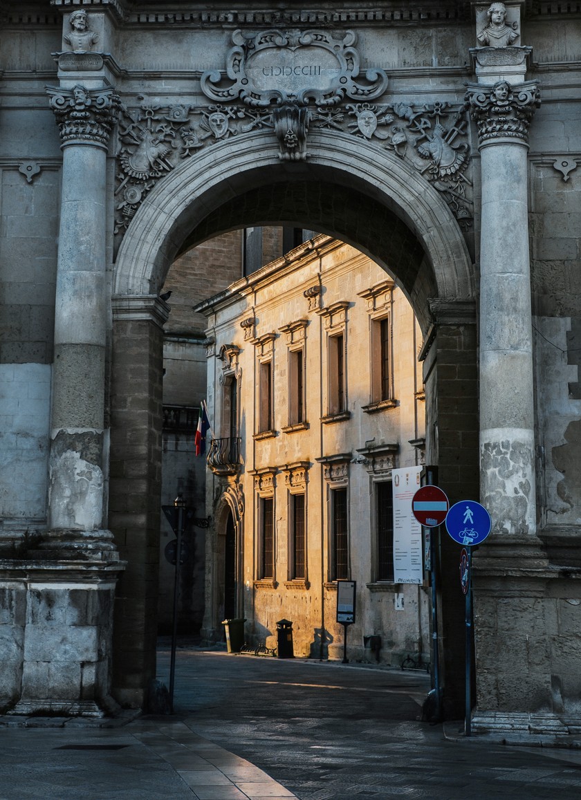 HONIGFARBEN Wenn die Sonne langsam untergeht, leuchtet ganz Lecce in einem warmen, goldenen Licht. 