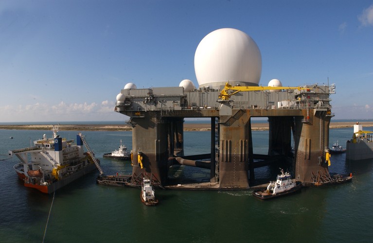 W chwilę później potężny radar wykrywa atak. Radar na zdjęciu znajduje się na Pacyfiku, ten w Czechach może wyglądać podobnie