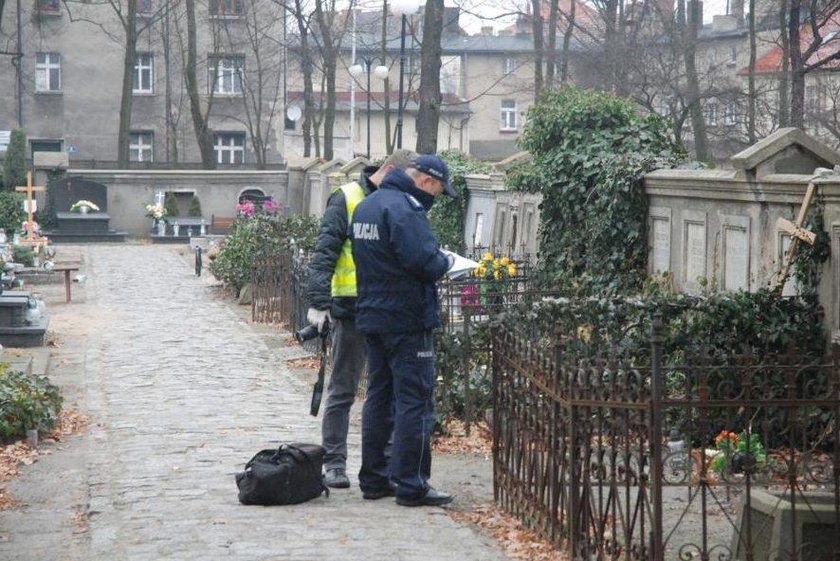 To on zdemolował zabytkowy cmentarz