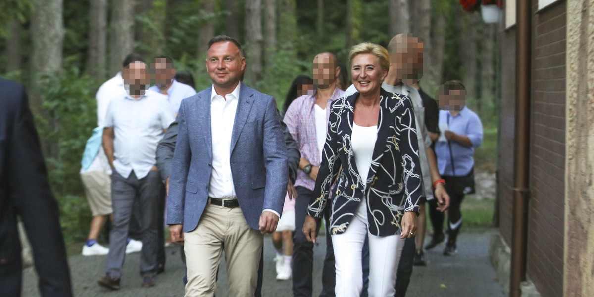 Opalony Andrzej Duda w kościele. Zdążył na wieczorną mszę