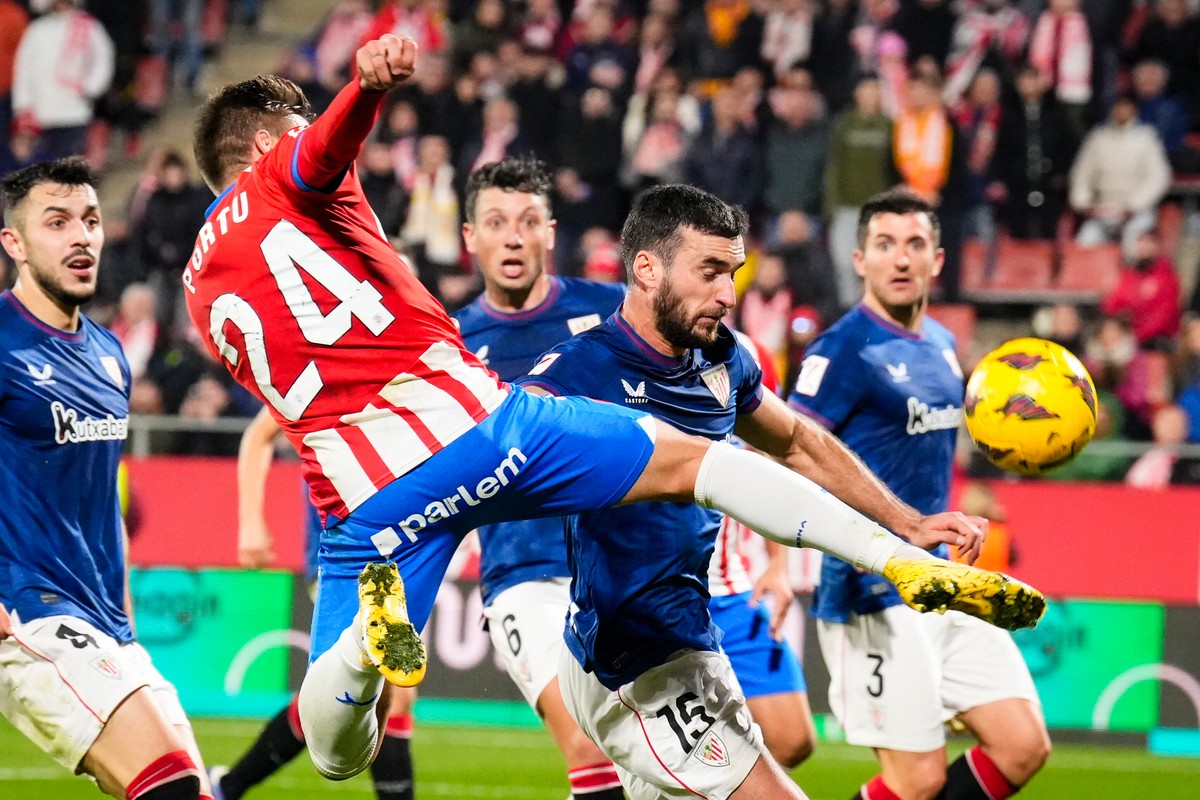 Cristian Portugues 'Portu' (z lewej) walczy o piłkę