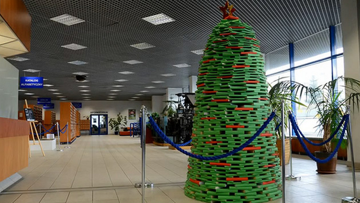 Pracownicy Działu Promocji Biblioteki Śląskiej zbudowali choinkę składającą się z 1600 książek. Już od minionego piątku można ją podziwiać w holu książnicy.