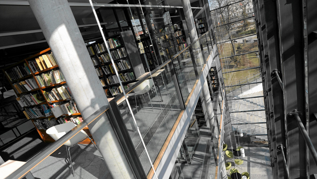 Uniwersytet Kazimierza Wielkiego w Bydgoszczy za dwa lata wzbogaci się o nowy gmach biblioteki, który pomieści 1,3 mln woluminów. Na placu budowy poświęcono i wmurowano akt erekcyjny.