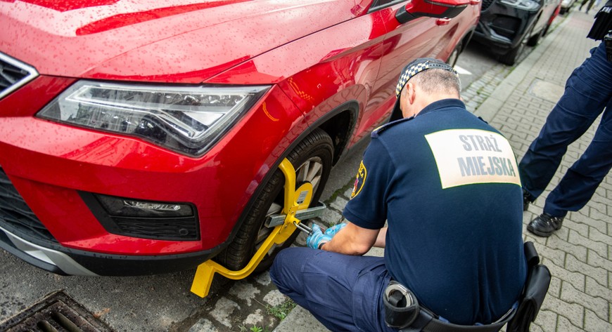 Problemy z parkowaniem w centrum Krakowa zazwyczaj zaczynają się w piątki, soboty i niedziele w okolicach Stradomia, pod Wawelem oraz w rejonie ul. Karmelickiej.